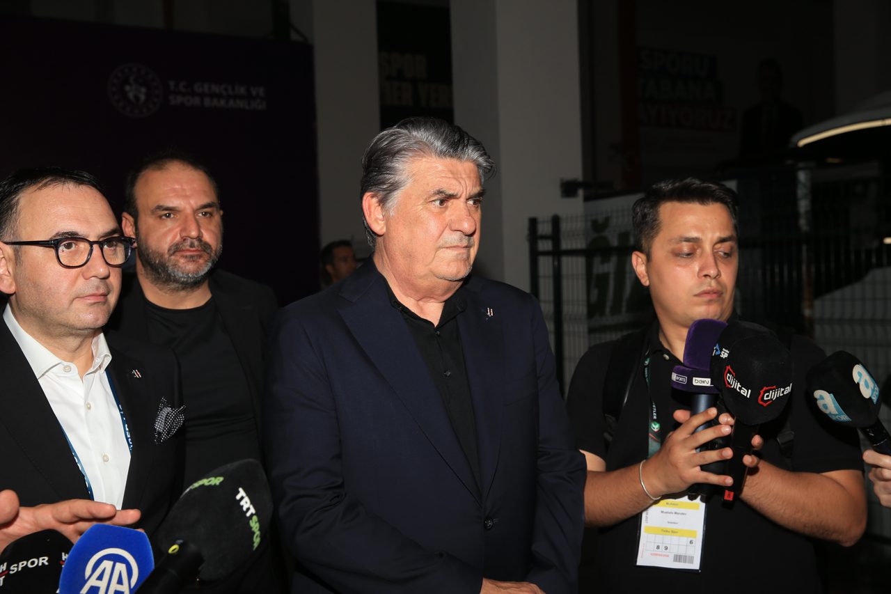 Amed Sportif Faaliyetler Kulübü Başkanı Nahit Eren basın toplantısında konuştu: